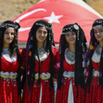 Anadolu kadınları yöresel kıyafetleriyle Malazgirt Zaferi kutlamalarını renklendirdi 10 Anadolu kadınları yöresel kıyafetleriyle Malazgirt Zaferi kutlamalarını renklendirdi