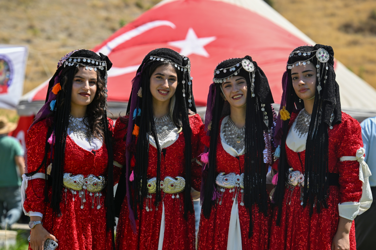 Anadolu kadınları yöresel kıyafetleriyle Malazgirt Zaferi kutlamalarını renklendirdi