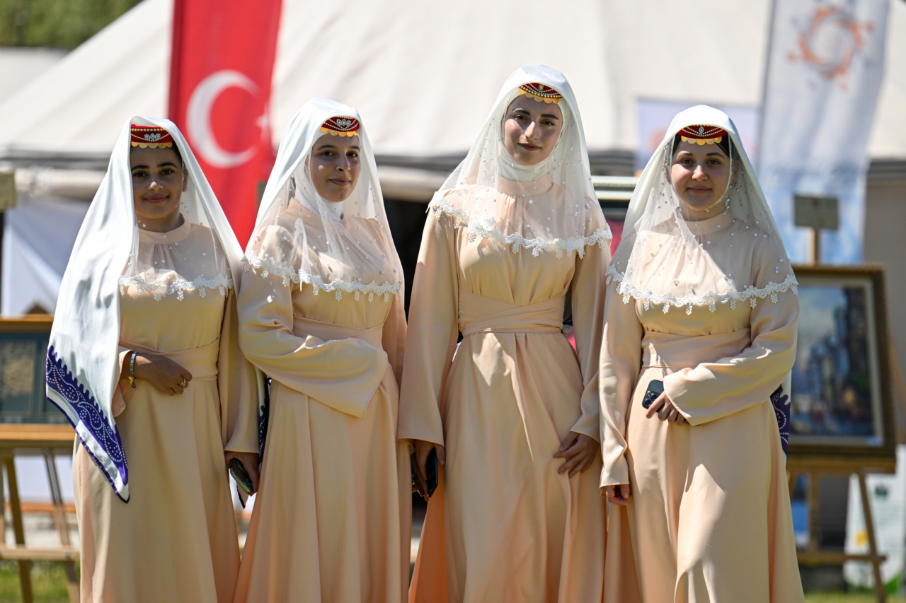 Anadolu kadınları yöresel kıyafetleriyle Malazgirt Zaferi kutlamalarını renklendirdi