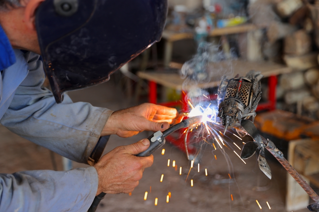 Doğa bilinci için metal atıklarla nesli tükenen Kauai kuşu heykeli yaptı