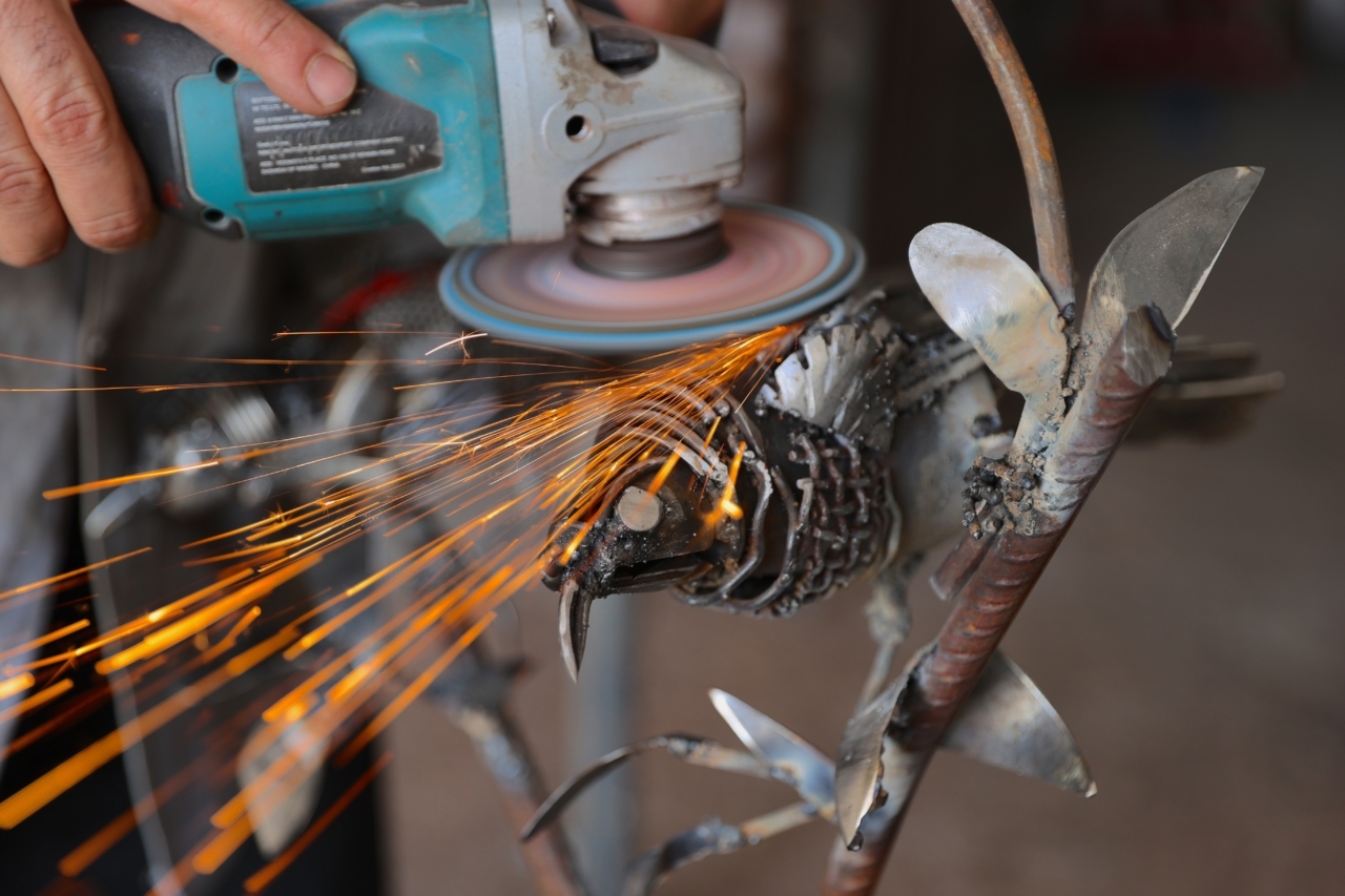 Doğa bilinci için metal atıklarla nesli tükenen Kauai kuşu heykeli yaptı