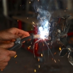 Doğa bilinci için metal atıklarla nesli tükenen Kauai kuşu heykeli yaptı 6 Doğa bilinci için metal atıklarla nesli tükenen Kauai kuşu heykeli yaptı