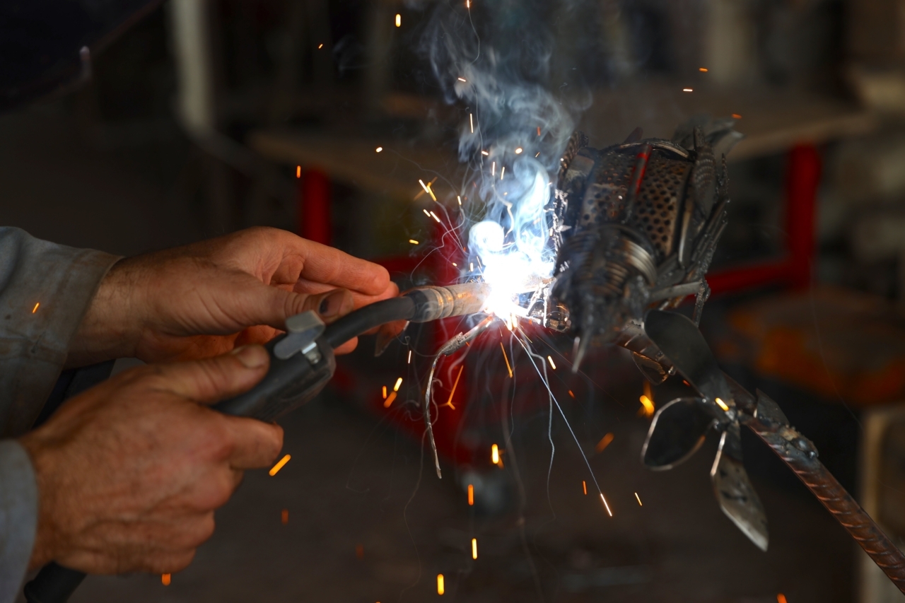 Doğa bilinci için metal atıklarla nesli tükenen Kauai kuşu heykeli yaptı