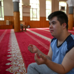 Down sendromlu Enes, Kur'an kursunun neşesi ve ilgi kaynağı oldu 8 Down sendromlu Enes, Kur'an kursunun neşesi ve ilgi kaynağı oldu