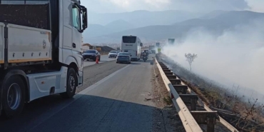 Gaziantep'in Nurdağı ilçesinde otoyol kenarında çıkan örtü yangını söndürüldü