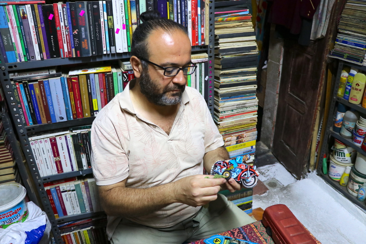 Gaziantepli sahafın oyuncak merakı iş yerini oyuncak müzesine çevirdi