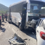 Gaziantep'te 3 aracın karıştığı kazada 1 kişi öldü, 3 kişi yaralandı 8 Gaziantep'te 3 aracın karıştığı kazada 1 kişi öldü, 3 kişi yaralandı