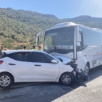 Gaziantep'te 3 aracın karıştığı kazada 1 kişi öldü, 3 kişi yaralandı 7 Gaziantep'te 3 aracın karıştığı kazada 1 kişi öldü, 3 kişi yaralandı
