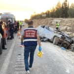 Gaziantep'te iki otomobilin çarpıştığı kazada 3 kişi öldü, 3 kişi yaralandı 6 Gaziantep'te iki otomobilin çarpıştığı kazada 3 kişi öldü, 3 kişi yaralandı