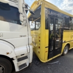 Gaziantep'te tırın özel halk otobüsüne çarptığı kazada 3 kişi yaralandı 4 Gaziantep'te tırın özel halk otobüsüne çarptığı kazada 3 kişi yaralandı