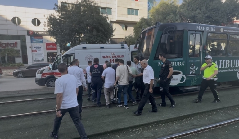 Gaziantep'te tramvayın çarptığı kişi yaralandı 83 Gaziantep'te tramvayın çarptığı kişi yaralandı