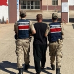 Gaziantep'te uyuşturucu operasyonunda yakalanan 5 zanlı tutuklandı 4 Gaziantep'te uyuşturucu operasyonunda yakalanan 5 zanlı tutuklandı