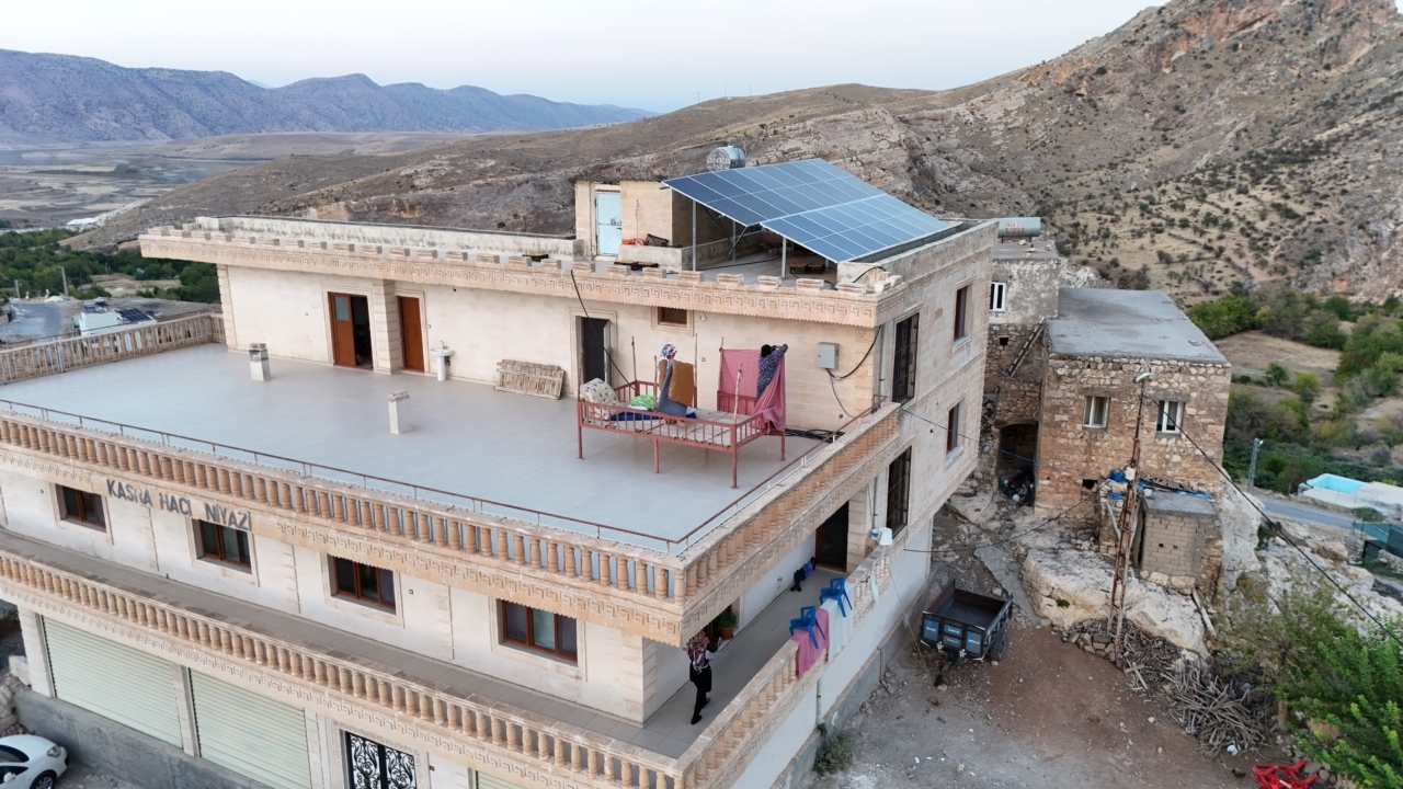 Mardin ve Batman'da sıcak havada "dam palas" keyfi