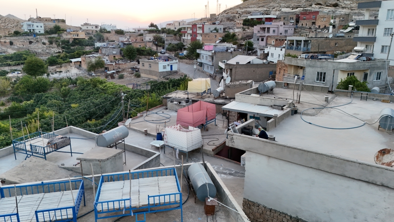 Mardin ve Batman'da sıcak havada "dam palas" keyfi