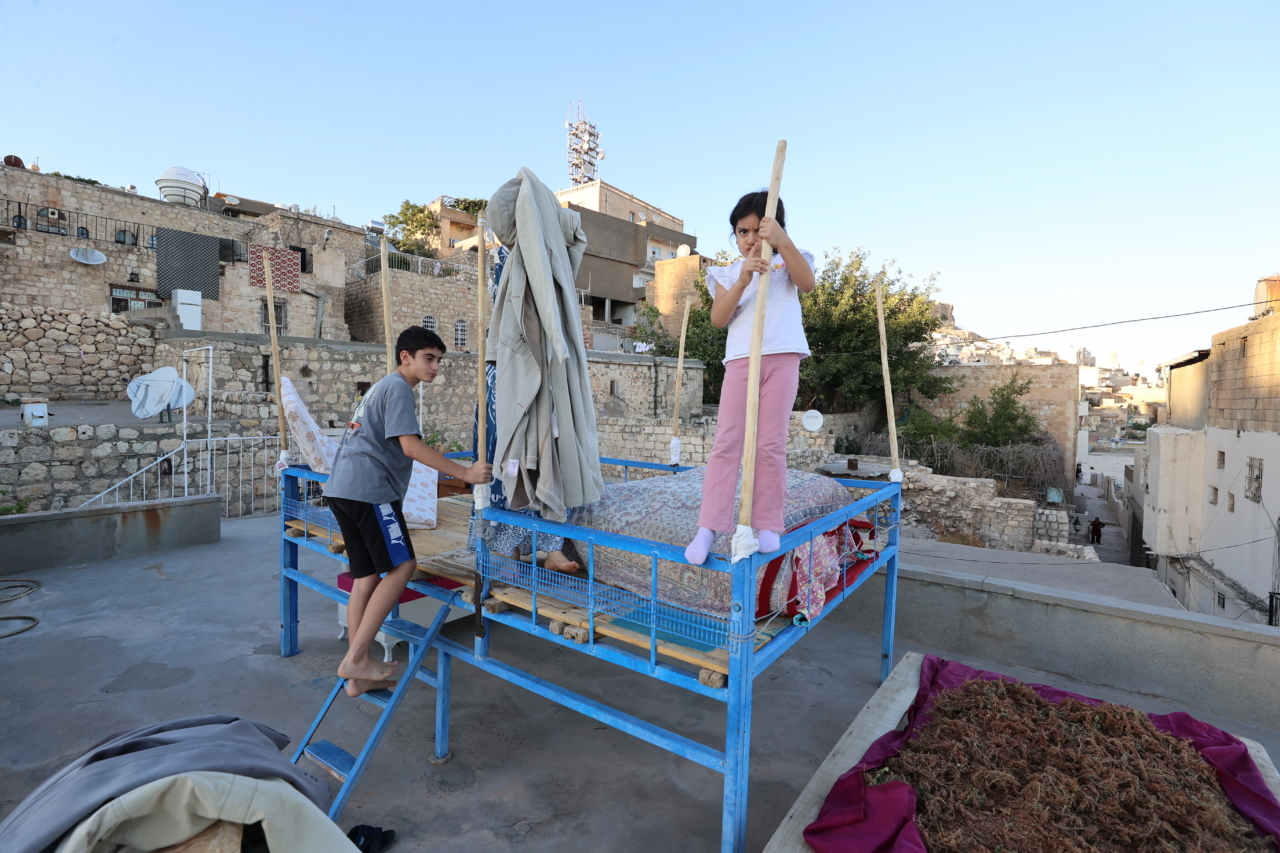 Mardin ve Batman'da sıcak havada "dam palas" keyfi