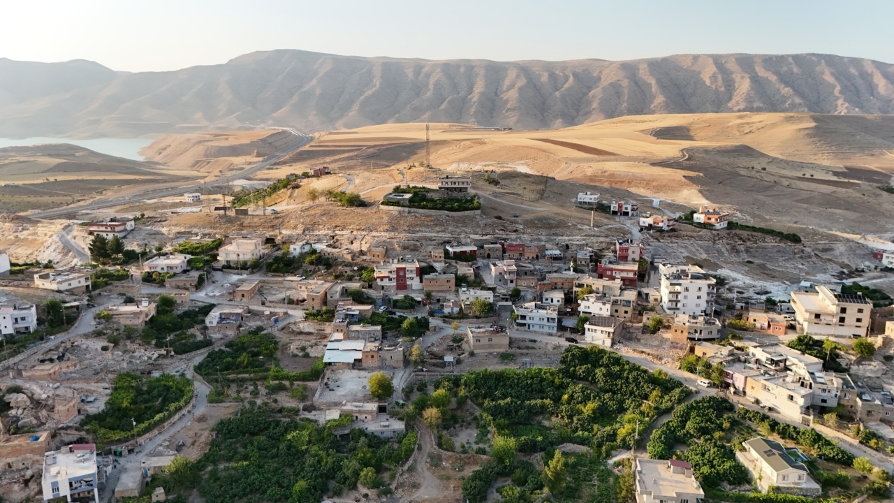 Mardin ve Batman'da sıcak havada "dam palas" keyfi