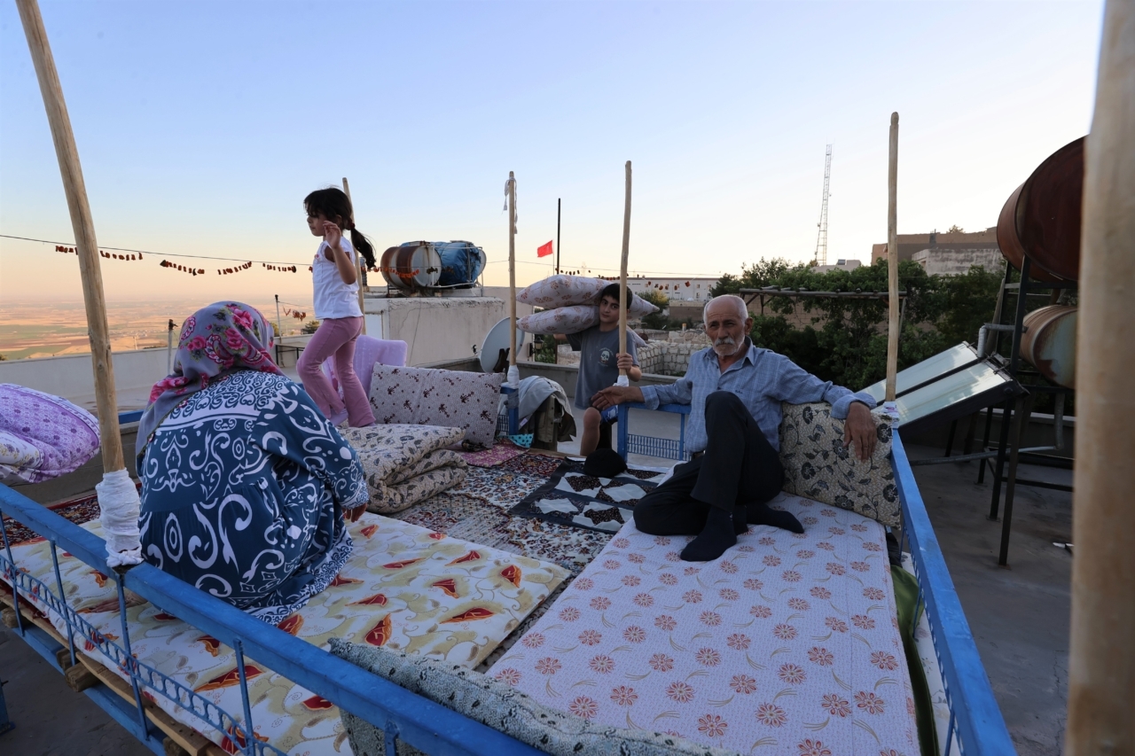 Mardin ve Batman'da sıcak havada "dam palas" keyfi