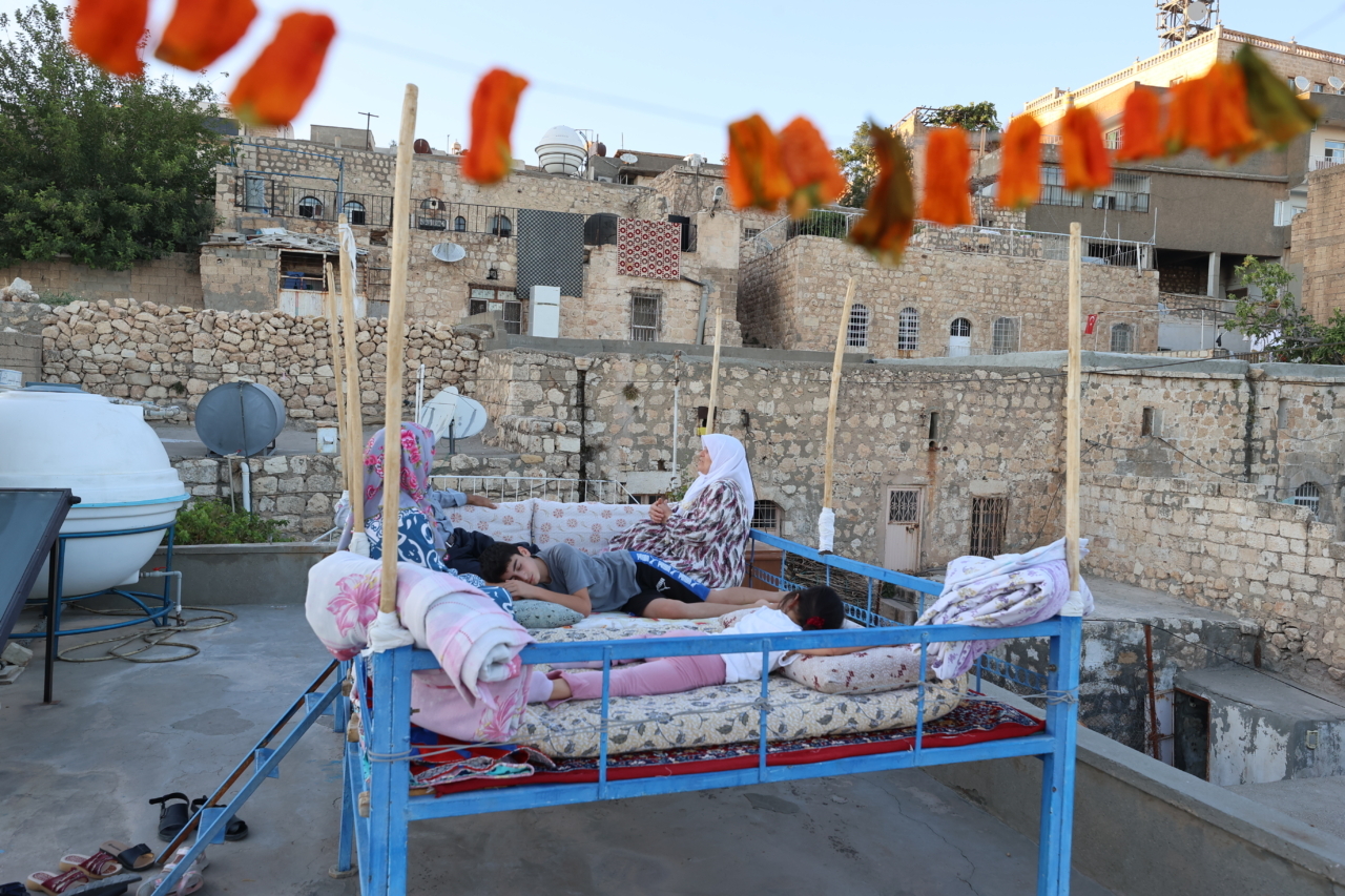 Mardin ve Batman'da sıcak havada "dam palas" keyfi