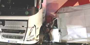 TAG Otoyolu'nda tırla minibüsün çarpışması sonucu 1 kişi öldü, 1 kişi yaralandı 47 TAG Otoyolu'nda tırla minibüsün çarpışması sonucu 1 kişi öldü, 1 kişi yaralandı