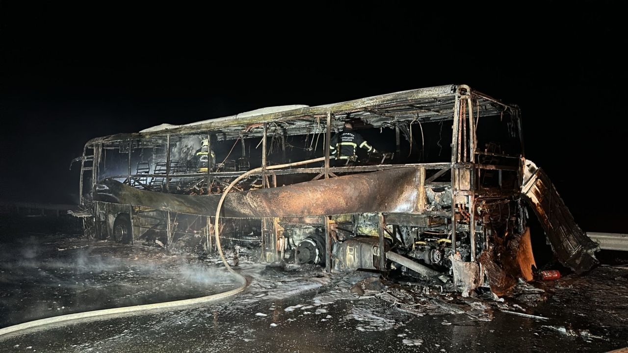 Tarsus-Adana-Gaziantep otoyolunda yolcu otobüsü yandı