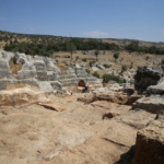 Diyarbakır'da eski taş ocağındaki arkeolojik kazıda 112 mezar bulundu