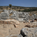 Diyarbakır'da eski taş ocağındaki arkeolojik kazıda 112 mezar bulundu