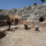 Diyarbakır'da eski taş ocağındaki arkeolojik kazıda 112 mezar bulundu