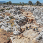 Diyarbakır'da eski taş ocağındaki arkeolojik kazıda 112 mezar bulundu