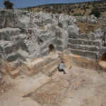 Diyarbakır'da eski taş ocağındaki arkeolojik kazıda 112 mezar bulundu