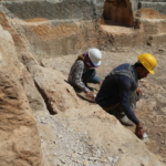 Diyarbakır'da eski taş ocağındaki arkeolojik kazıda 112 mezar bulundu