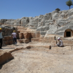 Diyarbakır'da eski taş ocağındaki arkeolojik kazıda 112 mezar bulundu