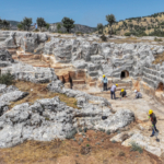 Diyarbakır'da eski taş ocağındaki arkeolojik kazıda 112 mezar bulundu