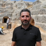 Diyarbakır'da eski taş ocağındaki arkeolojik kazıda 112 mezar bulundu