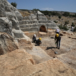Diyarbakır'da eski taş ocağındaki arkeolojik kazıda 112 mezar bulundu