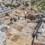 Diyarbakır'da eski taş ocağındaki arkeolojik kazıda 112 mezar bulundu