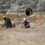 Diyarbakır'da eski taş ocağındaki arkeolojik kazıda 112 mezar bulundu
