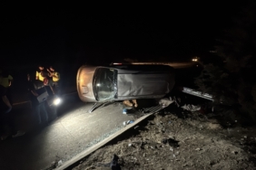 Gaziantep'te lastiği patlayan kamyonetin devrildiği kazada 2 kişi öldü, 8 kişi yaralandı