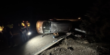 Gaziantep'te lastiği patlayan kamyonetin devrildiği kazada 2 kişi öldü, 8 kişi yaralandı