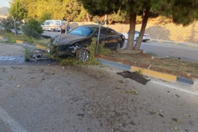Gaziantep'te orta refüje çarpan otomobildeki 3 kişi yaralandı