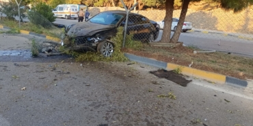 Gaziantep'te orta refüje çarpan otomobildeki 3 kişi yaralandı 40 Gaziantep'te orta refüje çarpan otomobildeki 3 kişi yaralandı