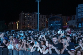 Şarkıcı Bayhan, Şırnak'ta "Bir Anadolu Şenliği"nde konser verdi