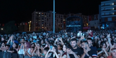 Şarkıcı Bayhan, Şırnak'ta "Bir Anadolu Şenliği"nde konser verdi
