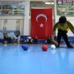 Yanlış iğne yüzünden çocukken engelli kalan kadın, boccia ile yaşama tutundu