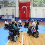 Yanlış iğne yüzünden çocukken engelli kalan kadın, boccia ile yaşama tutundu