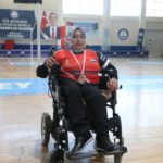 Yanlış iğne yüzünden çocukken engelli kalan kadın, boccia ile yaşama tutundu