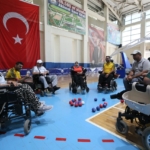 Yanlış iğne yüzünden çocukken engelli kalan kadın, boccia ile yaşama tutundu