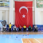 Yanlış iğne yüzünden çocukken engelli kalan kadın, boccia ile yaşama tutundu