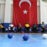 Yanlış iğne yüzünden çocukken engelli kalan kadın, boccia ile yaşama tutundu