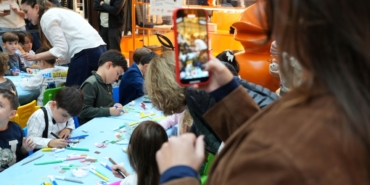 Akiş GYO, Kırmızı Çocuklar Derneği ile Kırmızı Karavan projesini başlattı