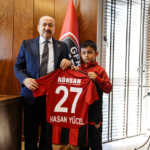 Depremzede Hasan Yücel, Gaziantep FK tesislerinde ağırlandı